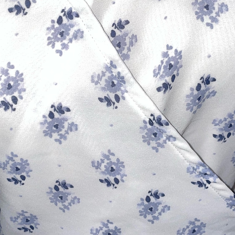 Hollister White and Blue Floral romper - EUC - Picture 4 of 6